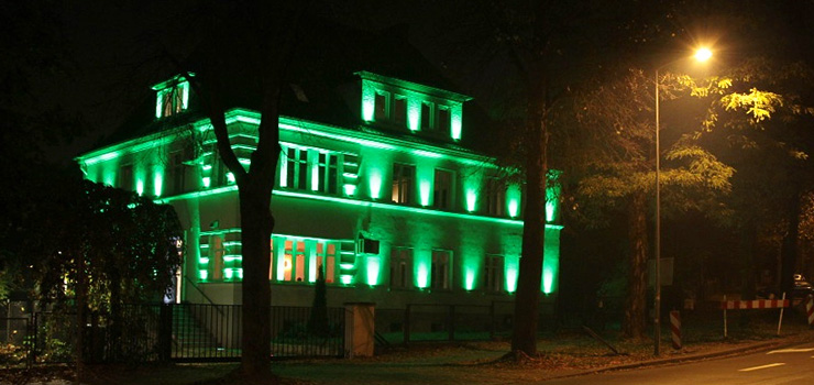 Świecący domek przy ul. Saperów, prawie jak iluminacje w Las Vegas