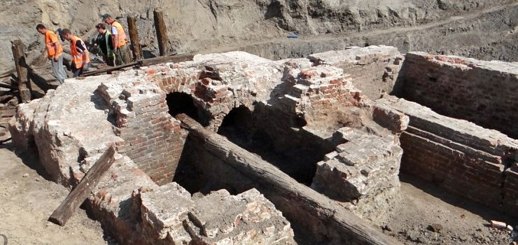 Sztylet-lewak, ceramika i zapinki. Remonty miejskich arterii odkrywają skarby elbląskiej ziemi