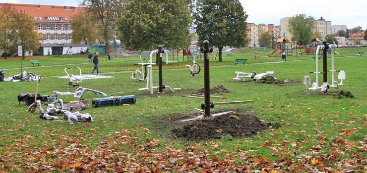 Siłownia i park rekreacyjny dla wszystkich. Montują już pierwsze urządzenia