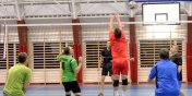 W siatkarskiej lidze przewodz KAM i Nauka Jazdy