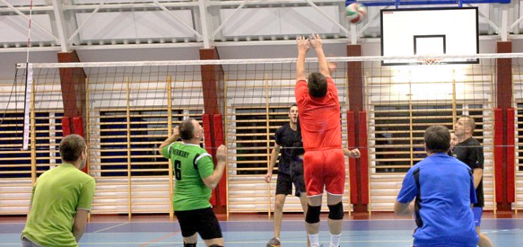 W siatkarskiej lidze przewodzą KAM i Nauka Jazdy