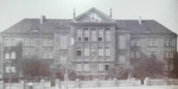Towarzyszy mieszka�com ju� 100 lat. Dzi� budynek SP nr 4 obchodzi wyj�tkowy jubileusz