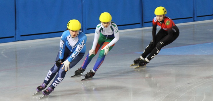 Młodzi zawodnicy KS Orzeł Elbląg z medalami w zawodach w short tracku