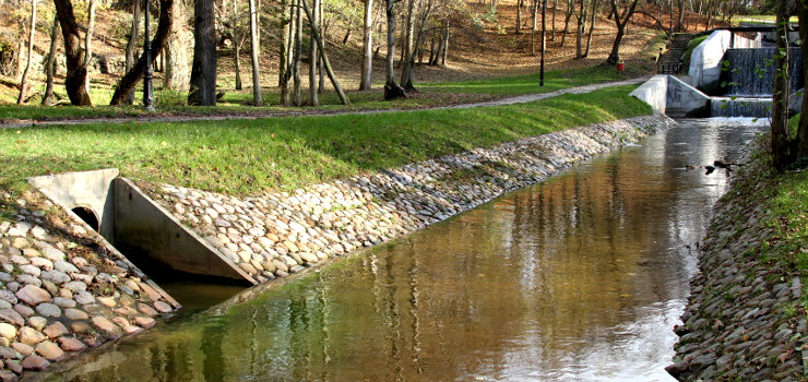 Zielona woda w Kumieli - EPWiK sprawdza przebieg i drożność kanałów pod basenem