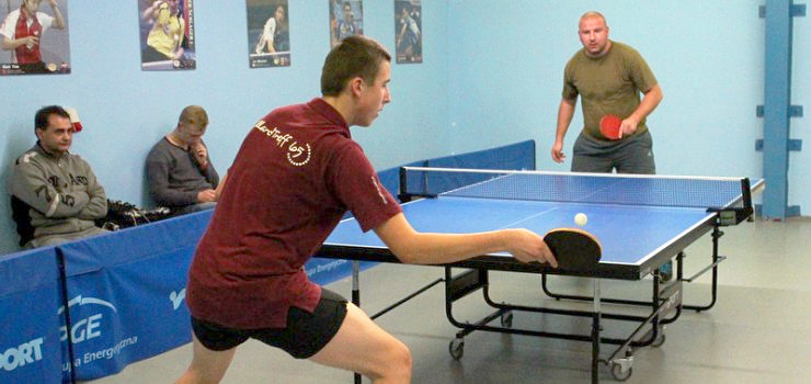 Amatorzy przy tenisowych stołach