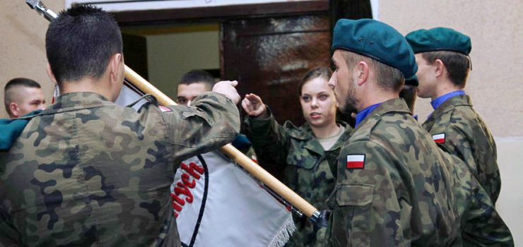 „Honor to jest to, co pozwala nam godnie żyć”. Ślubowanie klas mundurowych ZST-I