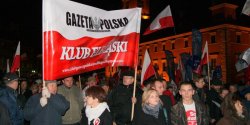 Elbl��anie wspomnieli bohater�w oraz poleg�ych. 11 listopada po��czony z miesi�cznic� katastrofy smole�skiej w Warszawie (zobacz zdj�cia) 