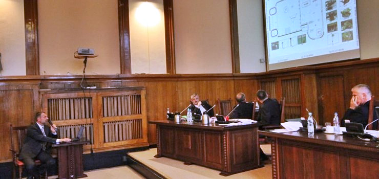 Po burzliwej dyskusji, radni przyjęli uchwałę dotyczącą budowy basenu