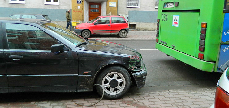 Kierowca BMW usiłował wymusić pierwszeństwo. Doszło do stłuczki z autobusem