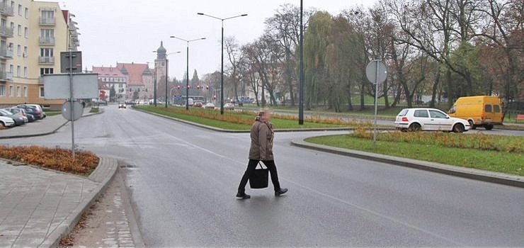 Zamiast trzeciego przejścia dla pieszych na Armii Krajowej radny proponuje ustawić barierki