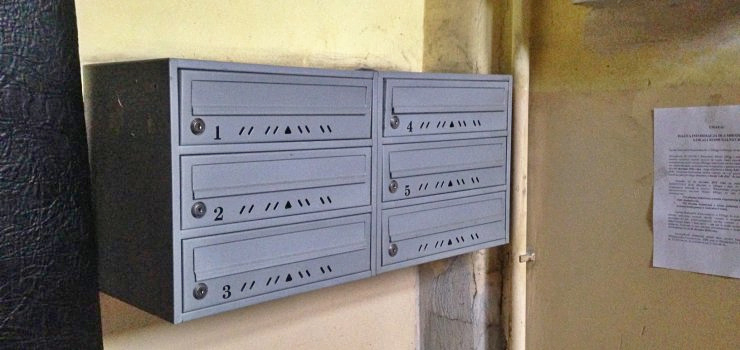 Skrzynki na listy, przepełnione reklamami, zardzewiałe, powyginane. Też tak macie?