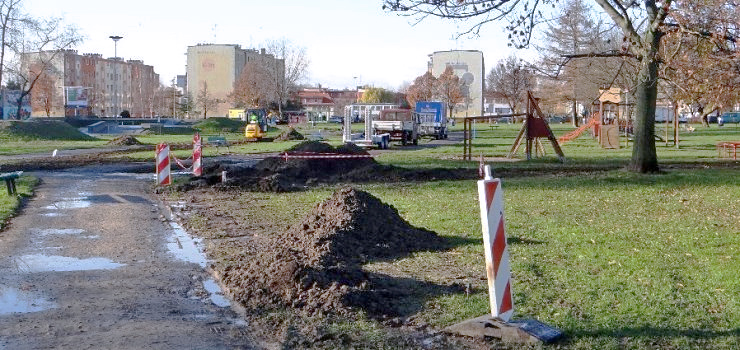 Jaśniej, bezpieczniej i czysto. Zieleniec na Mickiewicza bogatszy o kolejne elementy