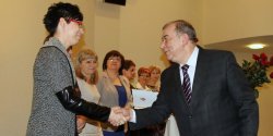 Cierpliwy, otwarty i wra�liwy na krzywd� innych. Taki powinien by� pracownik socjalny