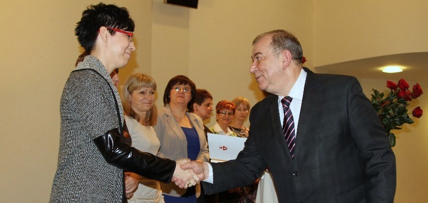 Cierpliwy, otwarty i wrażliwy na krzywdę innych. Taki powinien być pracownik socjalny