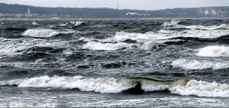 Alert pogodowy! Silny wiatr i marznące opady