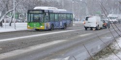Uwaga na drogach �lisko. Tylko wczoraj dwa wypadki i dziewi�� kolizji