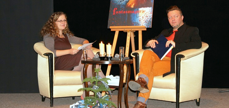 „Patrzę na to, co jest dookoła i czerpię z tego pełnymi garściami”. Wieczór autorski Tomasza Walczaka