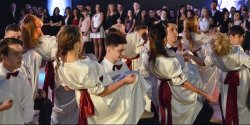 "Szko�a to nie tylko budynek. Stanowimy rodzin�, kt�ra wzajemnie si� o siebie troszczy". Zdj�cia ze Studni�wki w IV LO