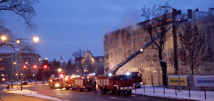 45 strażaków ratowało Szkołę Muzyczną. Ogień zwalczany był na dwóch skrajnych piętrach