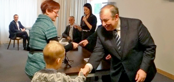 Pierwsze rodziny "wielkogabarytowe" odebrały swoje karty