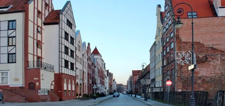 Stare Miasto. Historyczna rekonstrukcja czy postmodernistyczna retrowersja?