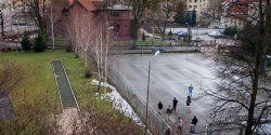 Na popraw� warunk�w pracy - zadaszone boisko sportowe z bezpieczn� nawierzchni�