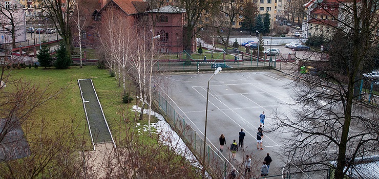 Na popraw warunkw pracy - zadaszone boisko sportowe z bezpieczn nawierzchni