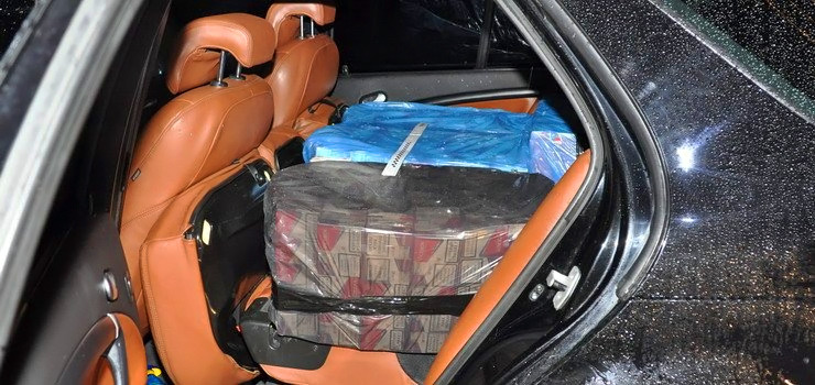 Nie zatrzymał się do kontroli, przewoził kontrabandę