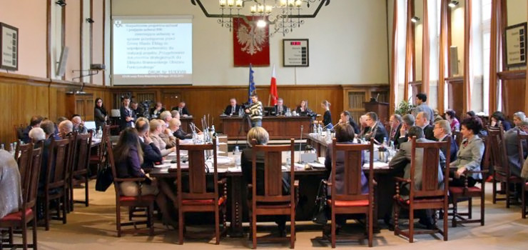 Sesja podzielona. Z obrad spadają najważniejsze uchwały