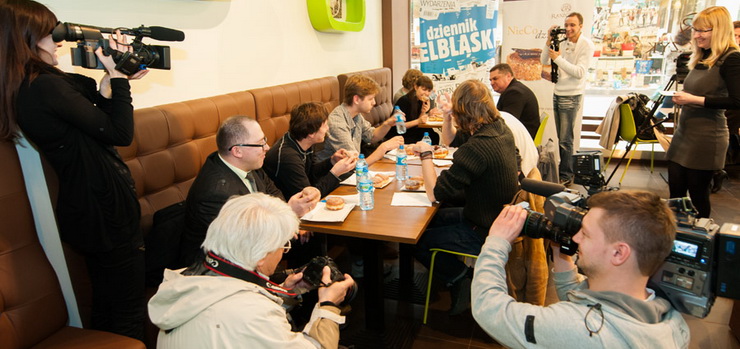 Dziennikarze i goście na Mistrzostwach Elbląga w jedzeniu pączków - zobacz zdjęcia