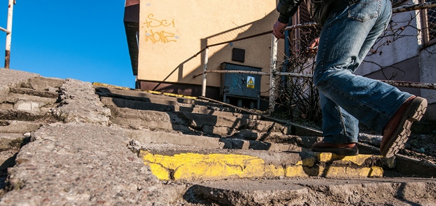 Czytelnicy piszą: "Uwaga na schody na targowisku miejskim. Tu potrzeba remontu!"