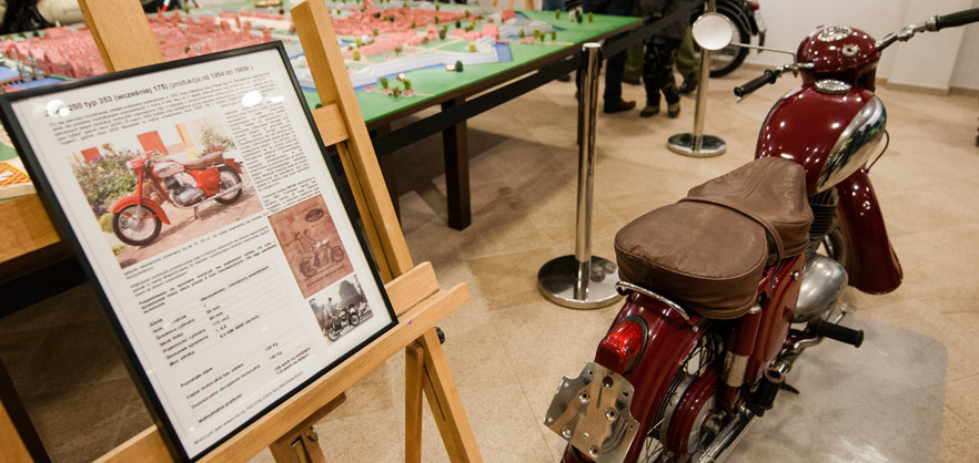 Zabytkowe dwa kółka po raz drugi "zawarczały" w Ratuszu Staromiejskim