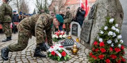 Uroczysto�� ods�oni�cia tablicy pami�tkowej "�o�nierzy Wykl�tych"