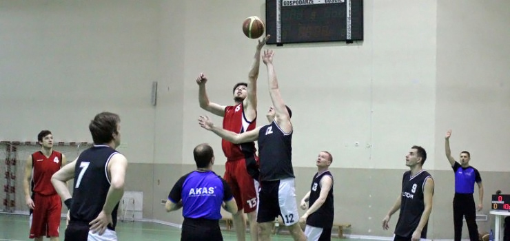 W lidze koszykówki Official Team dogonił lidera