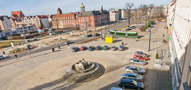 Na Placu Słowiańskim pojawią się ławki. Odpoczniemy wśród parkujących samochodów?