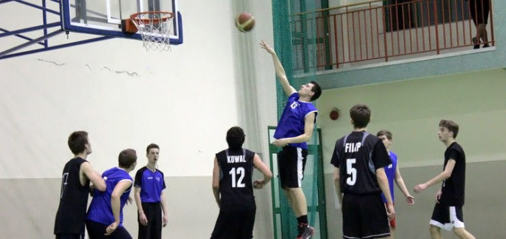 Ścisk w czołówce koszykarskiej ligi MOSiR