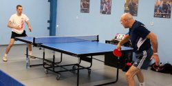 W lidze tenisa sto�owego wygrywali faworyci