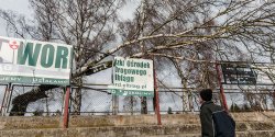 Zerwane tablice, naderwana rynna, z�amane drzewa. Silny wiatr spowodowa� wiele szk�d