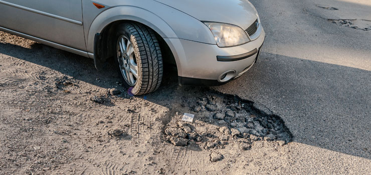 Parking pod przychodnią medyczną zostanie naprawiony. Czemu tak późno?