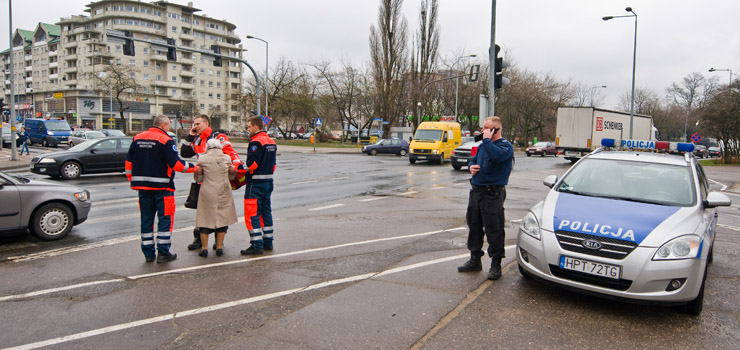 Błyskawiczna akcja policjantów i ratowników. Starsza kobieta zemdlała na ulicy