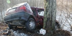 �miertelny wypadek na drodze do K�pniewa. Zgin�� 24-latek