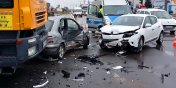 Wypadek na skrzyowaniu. Zderzyy si cztery auta, w tym ciarwka