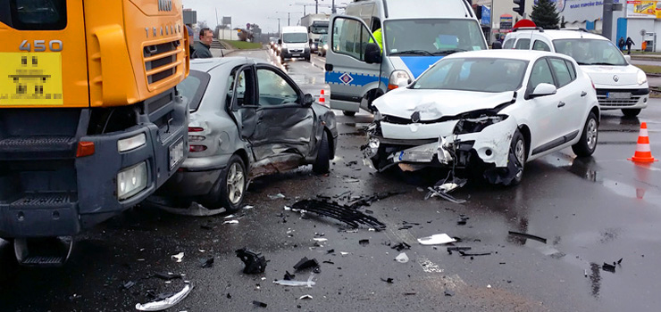 Wypadek na skrzyowaniu. Zderzyy si cztery auta, w tym ciarwka