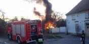 Poar altany na Ostrockiej. W rodku mg znajdowa si mczyzna