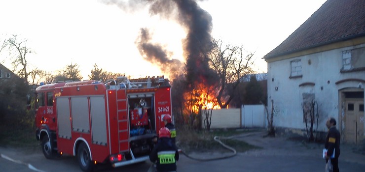 Poar altany na Ostrockiej. W rodku mg znajdowa si mczyzna