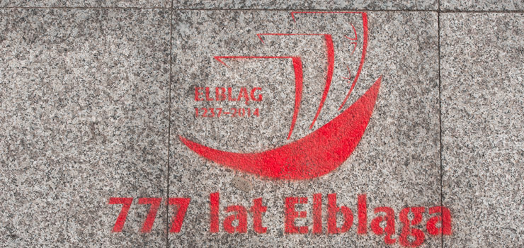 Elbląg "na każdym kroku" przypomina o uroczystości 777-lecia. Street-art na głównych ulicach miasta