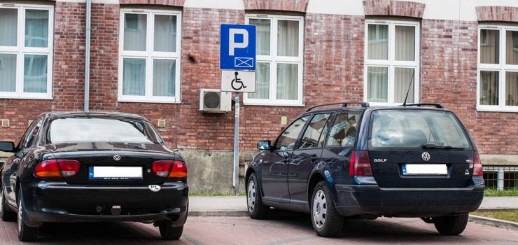 Koniec z parkingowym bezprawiem? Nadchodz zmiany w wydawaniu kart postojowych dla niepenosprawnych