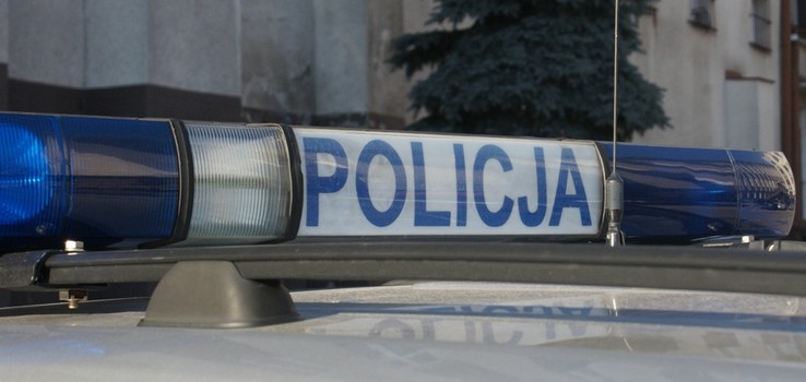 Uszkodzi drzwi i elewacj