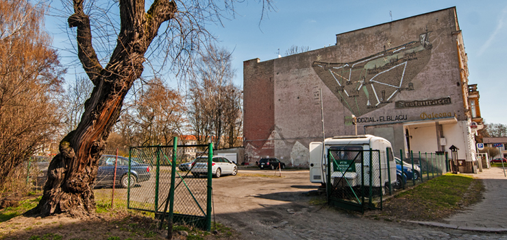 Chcieli sprzedać działkę, by mógł tu powstać podziemny parking. Teraz zmieniają koncepcję