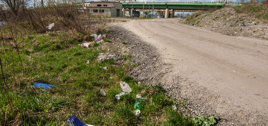 Ulica Grażyny regularnie zanieczyszczana. Ale śmieci to zmora całego miasta